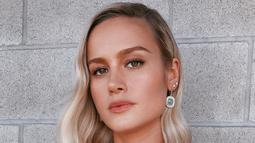 Perhiasan yang dikenakan Brie Larson ini termasuk lima cincin berbeda dari permata oranye, hijau, biru, merah, dan ungu. Perhiasan yang dikenakan oleh pemeran Captain Marvel ini dirancang oleh Irene Neuwirth. (Liputan6.com/IG/brielarson)