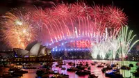 Pesta kembang api menyemarakkan perayaan malam Tahun Baru 2019 di Pelabuhan Sydney, Australia, Selasa (1/1). (Brendan Esposito/AAP via AP)