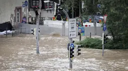 Luapan Sungai Neckar menyebabkan kawasan bersejarah di Heidelberg terendam air. (Daniel ROLAND/AFP)