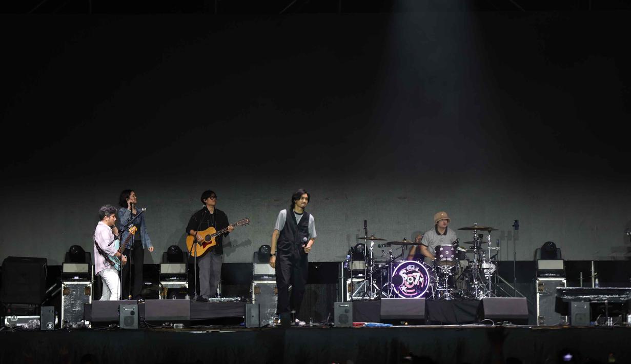 Grup band legendaris asal Yogyakarta, Sheila On 7 saat tampil pada hari kedua gelaran KapanLagi Buka Bareng (KLBB) Festival 2026 di Stadion Madya, Kompleks Gelora Bung Karno, Senayan, Jakarta, Minggu 1 Maret 2026. (Kapanlagi.com/Budy Santoso)