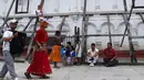 Seorang pemuda Nepal mengenakan kostum mengikuti Gai Jatra cow festival di Kathmandu, Nepal (8/8). Umat Hindu di Kathmandu merayakan Festival Sapi untuk meminta keselamatan dan kedamaian. (AFP Photo/Prakash Mathema)