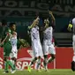 Striker PS Tira, Aleksandar Rakic, merayakan gol yang dicetaknya ke gawang PSMS Medan pada laga Liga 1 di Stadion Pakansari, Jawa Barat, Rabu (5/12). PSMS kalah 2-4 dari PS Tira. (Bola.com/Yoppy Renato)