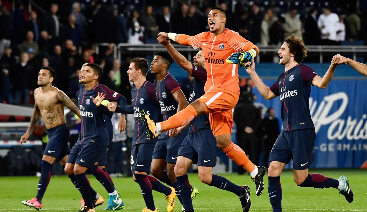 Selebrasi pemain PSG usai mengalahkan Lyon pada lanjutan Ligue 1 Prancis di Parc des Princes stadium, Paris, (17/9/2017). PSG menang 2-0. (AFP/Christhope Simon)