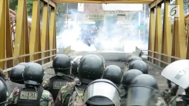 Demo petani kentang diawarnai bentrok antara pendemo dengan petugas keamanan di Peru.