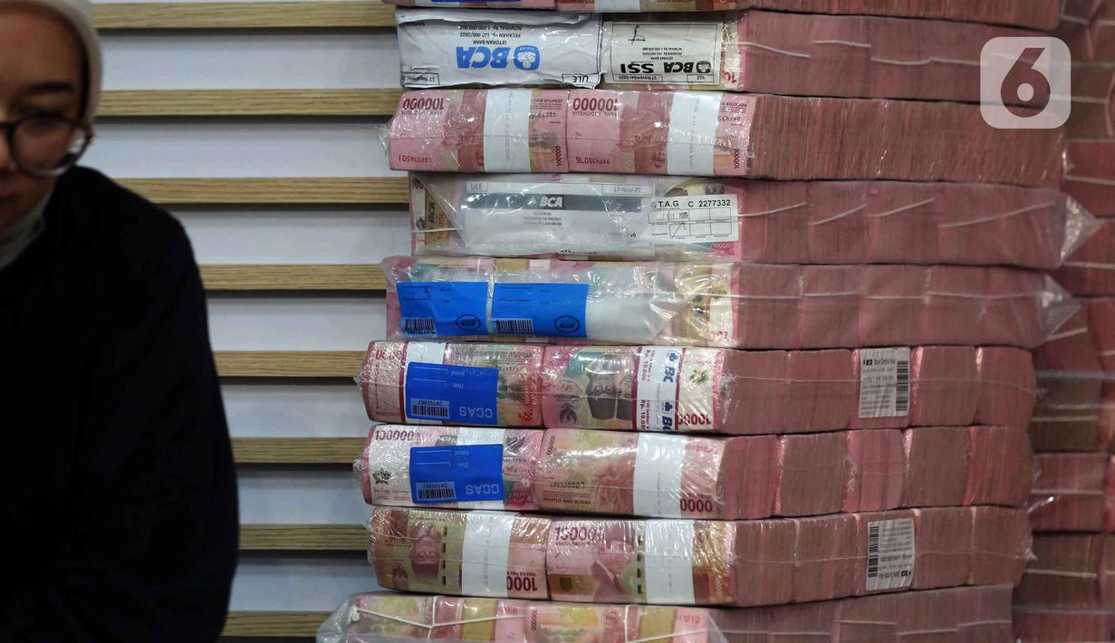 Tumpukan uang pecahan Rp 100.000 memenuhi panggung ruang konferensi pers di Gedung Merah Putih KPK. Tampak dalam foto, tumpukan uang sebesar Rp 300 miliar dipamerkan di gedung Merah Putih Komisi Pemberantasan Korupsi (KPK), Jakarta, Kamis (20/11/2025). (Liputan6.com/Helmi Fithriansyah)