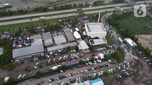 FOTO: Suasana Buka Puasa Ramadhan Pemudik di Rest Area Tol Cikopo - Palimanan