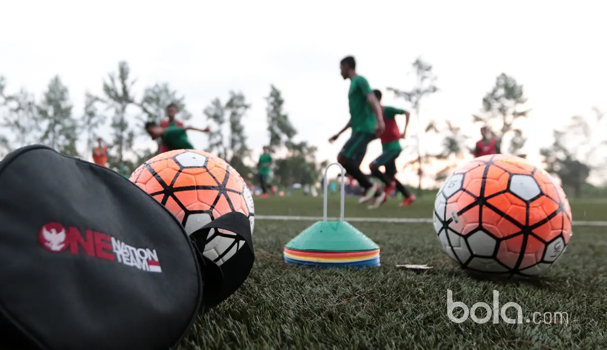 Sebanyak 41 pemain mengikuti seleksi Timnas Indonesia U-19 tahap pertama di Lapangan National Youth Training Center, Depok, Rabu (1/3/2017). (Bola.com/Nicklas Hanoatubun) 