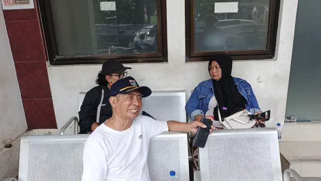 Mahfud, paman dari Endang Kuswati (41) yang merupakan korban kecelakaan kereta di Bekasi (Liputan6.com/Dimas Ramadhan Wicaksana)