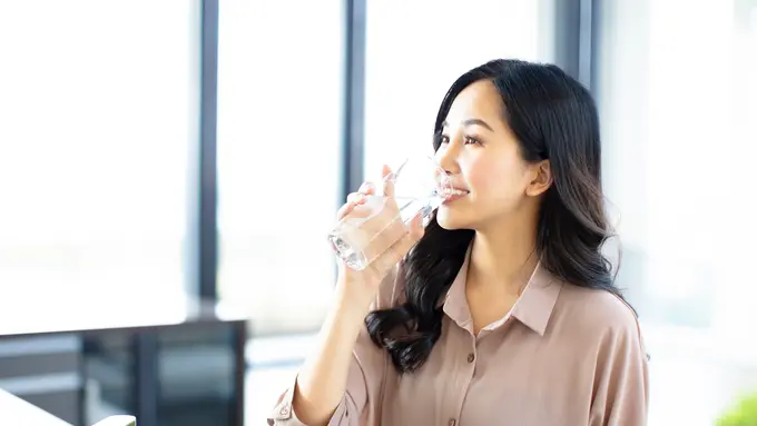 perempuan minum air putih