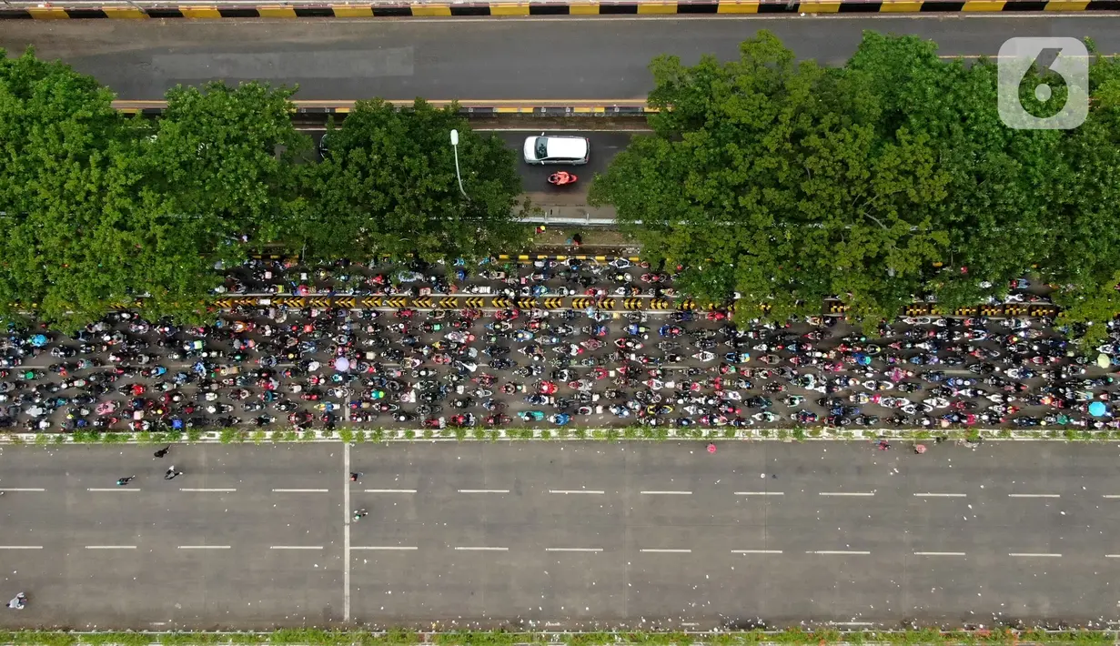 <p>Pantauan udara ribuan pemudik sepeda motor memadati pelabuhan Merak Banten, Sabtu (30/4/2022). H-2 Lebaran atau Puncak Arus Mudik, pelabuhan Merak diserbu ribuan pemudik motor. (Liputan6.com/Angga Yuniar)</p>