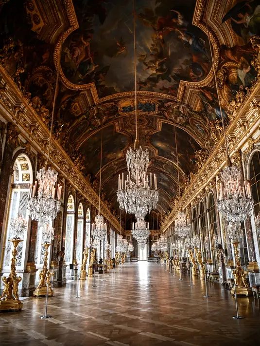 Istana yang dikunjungi hampir 7 juta pengunjung tahun lalu ini dibangun pada akhir tahun 1623 ketika Raja Louis XIII memerintahkan perluasan pondok berburu kecil di lahan seluas 800 hektare. (Christophe ARCHAMBAULT / AFP)
