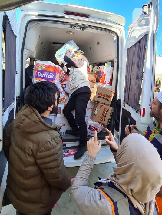 Organisasi Kemanusiaan Bulan Sabit Merah Indonesia atau BSMI mengirimkan bantuan khusus anak dan manula yang tinggal di kem pengungsian gempa Turki, di taman Ataturk, Kahramanmares, Turki, Selasa (21/2/2023). Dari donasi yang terkumpul BSMI lalu membelanjakan kebutuhan pengungsi tersebut di pusat perbelanjaan di Provinsi Adena yang berjarak tempuh 4 jam dari Provinsi Kahramanmares. (Liputan6.com/Andry Haryanto)