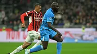 Penyerang Napoli asal Belgia, Romelu Lukaku, bertarung memperebutkan bola dengan bek AC Milan asal Jerman, Malick Thiaw, dalam pertandingan lanjutan Serie A Liga Italia di San Siro, Rabu (30/10/2024) dini hari WIB. (Gabriel BOUYS / AFP)