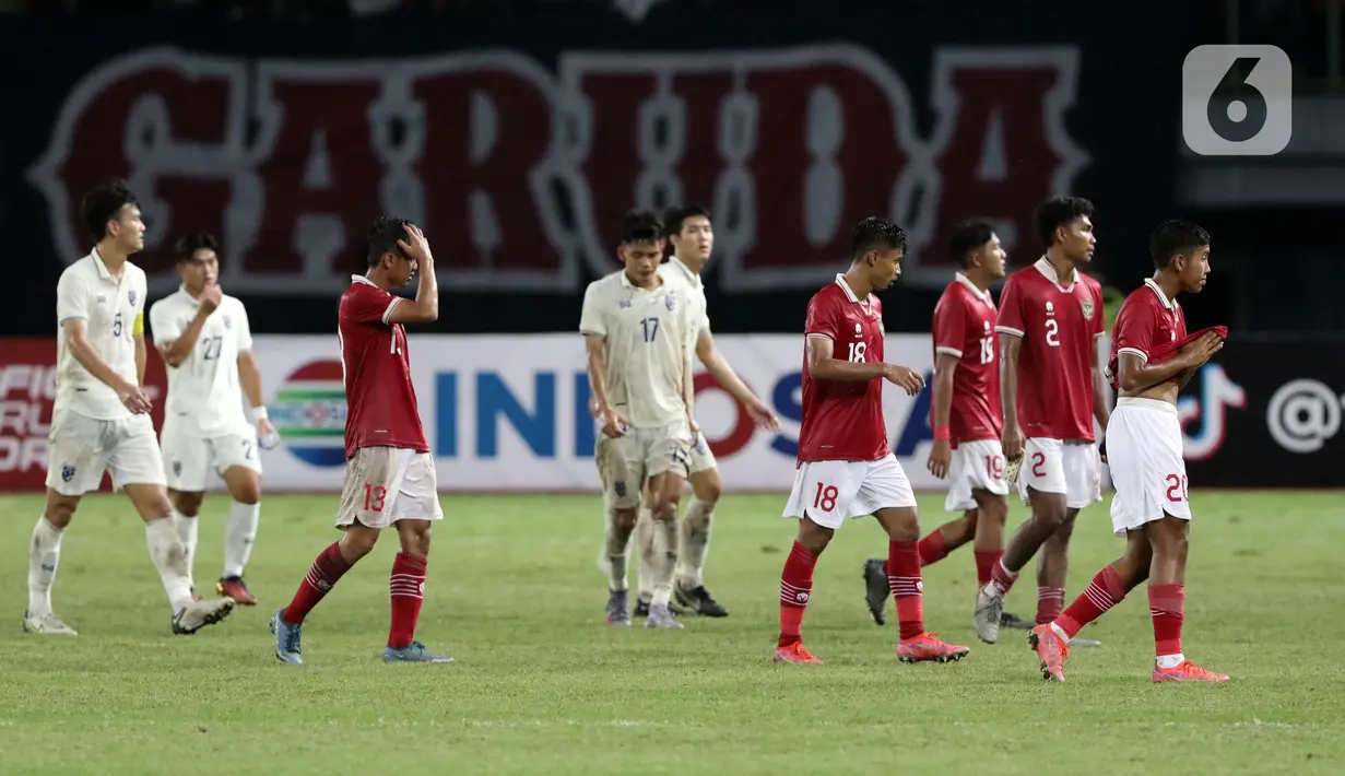 Pemain Timnas Indonesia U-19 berjalan meninggalkan lapangan usai melawan Thailand U-19 pada lanjutan penyisihan grup A Piala AFF U-19 2022 di Stadion Patriot Candrabhaga, Bekasi, Jawa Barat, Rabu (6/7/2022). Timnas Indonesia U-19 harus puas dengan hasil imbang 0-0. (Liputan6.com/Helmi Fithriansyah)