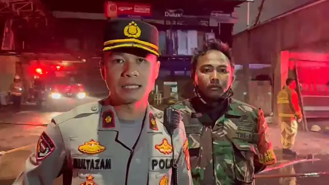 kebakaran melanda sejumlah bangunan rendah (lapak) di Jalan Pinang Kalijati, Kelurahan Pondok Labu, Kecamatan Cilandak, Jakarta Selatan