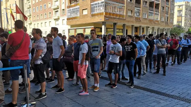 Suasana antrean jelang peluncuran Xioami Mi A2 di WiZink Center, Madrid, Spanyol. Liputan6.com/Yuslianson