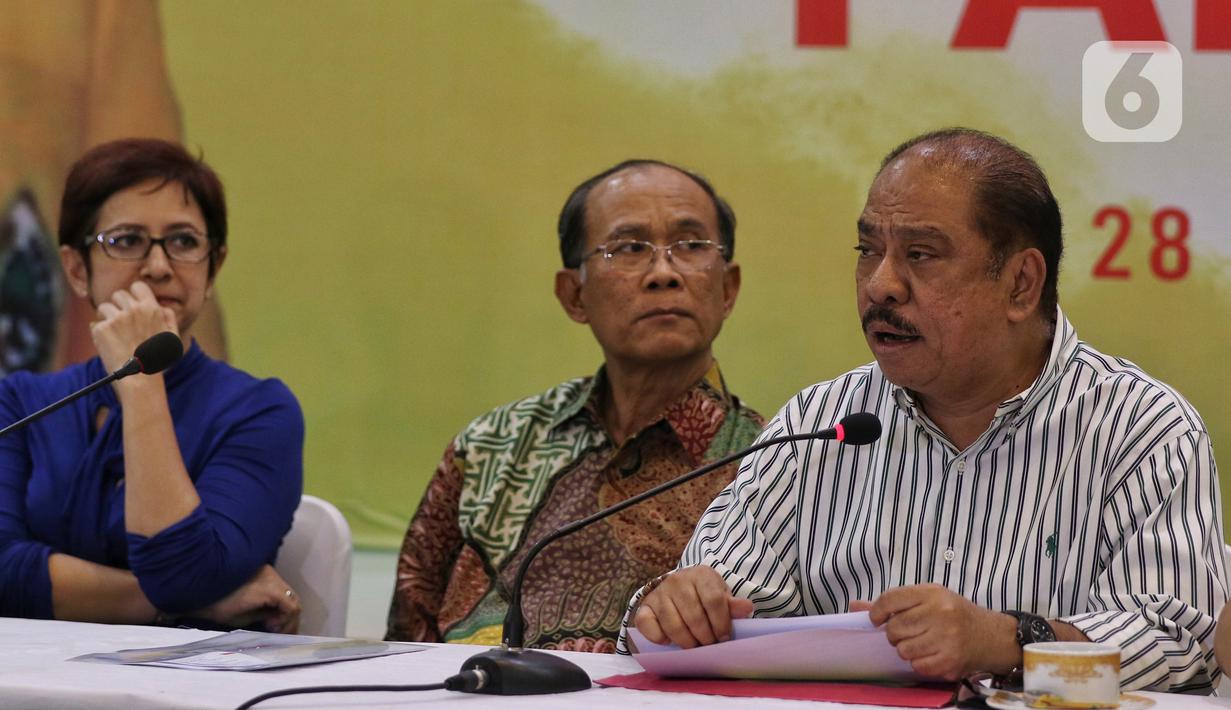 Ketua Penyelenggara Munas Partai Golkar Melchias Markus Mekeng (kanan) bersama jajaran panitia memberi keterangan saat konferensi pers di Kantor DPP Golkar, Jakarta, Jumat (29/11/2019). Semua ketua umum partai politik akan diundang. (Liputan6.com/Johan Tallo)