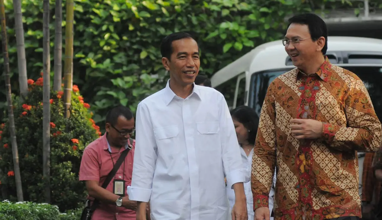 Plt Gubernur DKI Basuki Tjahaja Purnama (Ahok) mengantar Jokowi ke Istana Negara, Rabu (22/10/14). (Liputan6.com/Herman Zakharia)