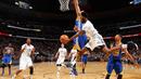 Pemain Denver Nuggets, Will Barton (2kanan) mengumpan bola kepada rekannya  Darrell Arthur (2 kiri)  pada lanjutan NBA 2015-2016 di Pepsi Center, Minggu, (23/11/2015) (AFP Photo/Doug Pensinger/Getty Images/AFP)