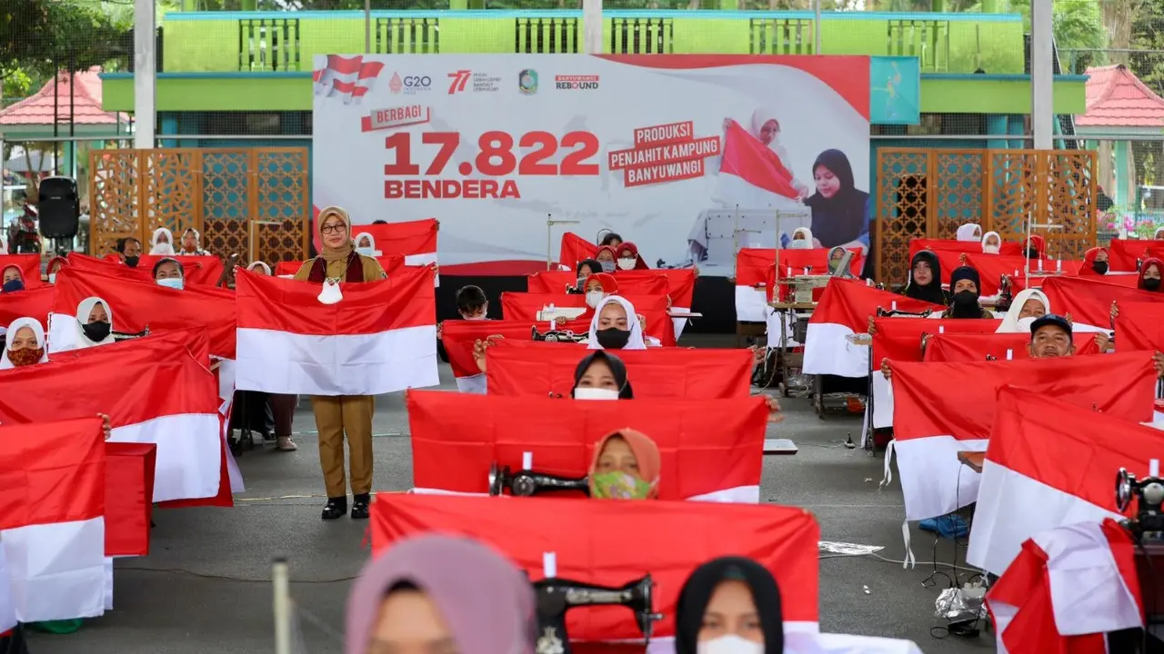 Bagikan Belasan Ribu Bendera Gratis, Bupati Banyuwangi Berdayakan Para Penjahit Kampung