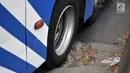 Bus Transjakarta melintas di jalan Galunggung yang rusak dan berlubang di Setia Budi, Jakarta, Selasa (30/7/2019). Jalan yang rusak tersebut mengakibatkan bus melaju dengan kecepatan lambat. (merdeka.com/Iqbal S Nugroho)