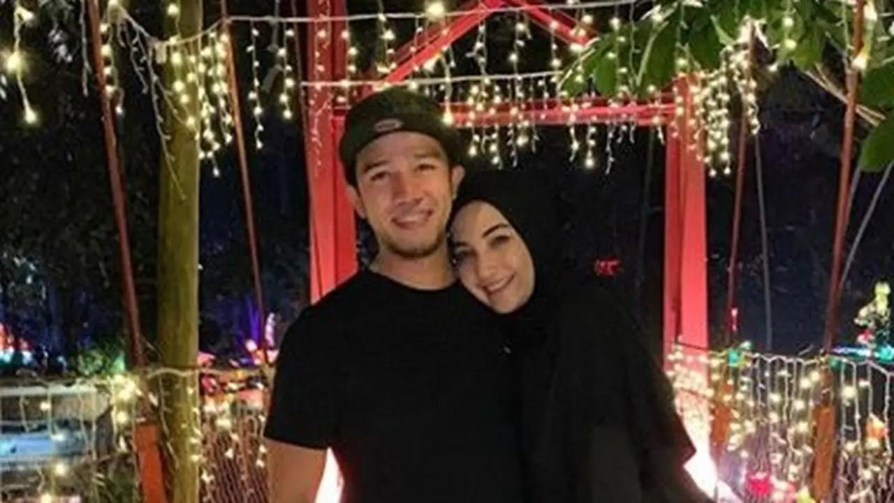 Sempat Tak Publikasikan Pernikahan 10 Tahun, Ini 6 Potret Ruri Repvblik dan Istri