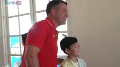 Rafathar Malik Ahmad berpose bersama Michael Owen. (Foto: YouTube: Rans Entertainment)