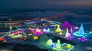 Foto dari udara ini menunjukkan taman hiburan es dan salju di Changchun, Provinsi Jilin, China timur laut, pada 12 Desember 2020. Taman hiburan es dan salju yang memiliki 142 bangunan es dan patung salju itu secara resmi dibuka untuk umum pada Sabtu (12/12). (Xinhua/Xu Chang)