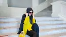 Lihat gaya chic Syahrini memadukan warna hitam dan kuning pada outfit dan tasnya. [Foto: Instagram/princessyahrini]