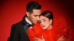 Beberapa waktu belakangan ini keduanya sempatkan ulang momen bulan madunya di Pulau Komodo. Liburan bersama menjadi salah satu kegiatan yang kerap dilakukan pasangan ini. Apalagi saat ini anak-anaknya sudah besar dan mudah untuk cari waktu bersama. (Liputan6.com/IG/riomotret)