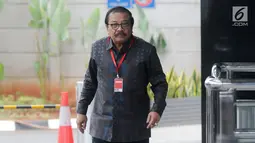 Mantan Gubernur Jawa Timur Soekarwo tiba di Gedung KPK, Jakarta, Rabu (28/8/2019). Sebelumnya, Soekarwo sempat mangkir dari panggilan penyidik pada Rabu 21 Agustus 2019 lalu. (merdeka.com/Dwi Narwoko)