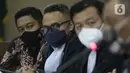 Terdakwa dugaan suap penanganan perkara di KPK yang juga mantan penyidik, AKP Stepanus Robin Pattuju (kiri) saat menjalani sidang lanjutan di Pengadilan Tipikor, Jakarta Pusat, Senin (20/9/2021). Sidang beragendakan keterangan saksi dari JPU KPK. (Liputan6.com/Helmi Fithriansyah)