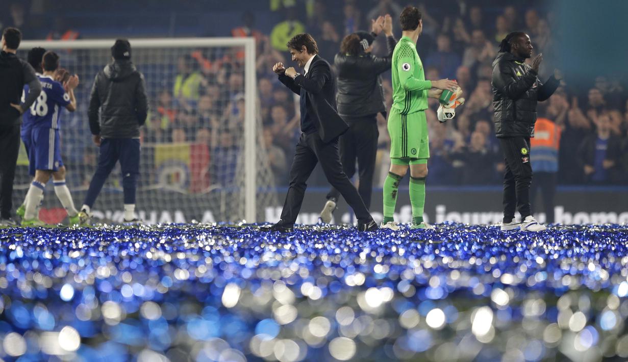 Antonio Conte bersama para pemain Chelsea merayakan kemenangan ditengah hamparan pita biru usai melawan Watford pada laga Premier League di Stamford Bridge stadium, London, (15/5/2017). Chelsea menang 4-3. (AP/Matt Dunham)
