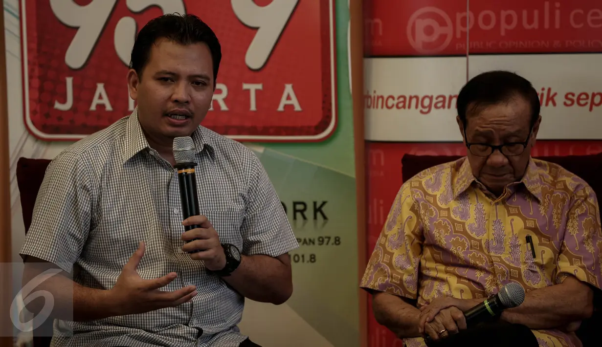 Pengamat politik Hanta Yudha saat menjadi pembicara pada diskusi dengan tema "Akhirnya Golkar Bisa Gelar Munaslub", Jakarta, (6/5/2016). Diskusi membahas iuran atau kontribusi kepada partai untuk pendaftaran Caketum Golkar. (Liputan6.com/Faizal Fanani)
