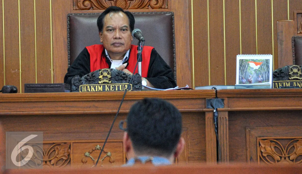 Hakim Tunggal, Amat Khusairi  saat memimpin sidang praperadilan Ilham Arief Sirajuddin di Pengadilan negeri Jaksel, Jumat (3/7/2015). Agenda sidang menghadirkan saksi fakta dan penyerahan berkas oleh tim kuasa hukum KPK. (Liputan6.com/Yoppy Renato)