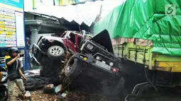 Truk tronton menabrak sejumlah kendaraan di depan RSU Muhammadiyah Siti Aminah Bumiayu, Brebes, Jawa Tengah, Senin (10/12). Kecelakaan ini mengakibatkan empat orang tewas. (Liputan6.com/Fajar Eko Nugroho)