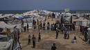 Pemerintah setempat mengatakan kondisi krisis ini karena hancurnya pipa-pipa utama akibat perang sehingga merusak jaringan distribusi air di Gaza. (AP Photo/Abdel Kareem Hana)