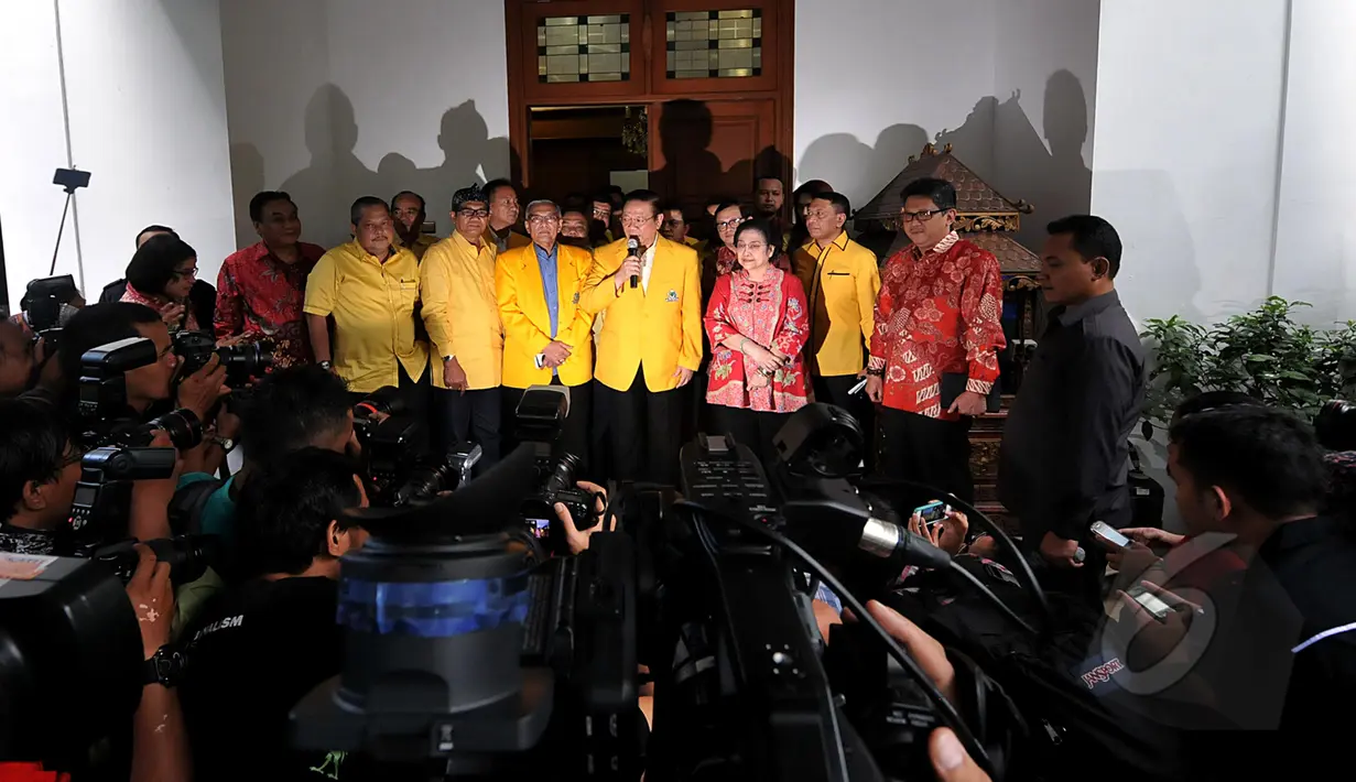 Ketua umum Partai Golkar versi Munas Ancol, Agung Laksono memberikan keterangan pers saat berkunjung ke kediaman Megawati Soekarnoputri, Menteng, Jakarta, Senin (16/3/2015). (Liputan6.com/Johan Tallo)