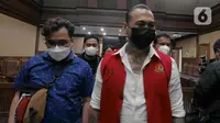 Terdakwa musisi I gede Ari Astina atau Jerinx usai mengikuti sidang tuntutan di PN Jakarta Pusat, Jakarta, Jumat (18/2/2022). Jerinx dituntut dua tahun penjara dan denda Rp50 juta subsider dua bulan kurungan atas kasus dugaan pengancaman kepada Adam Deni. (Liputan6.com/Herman Zakharia)