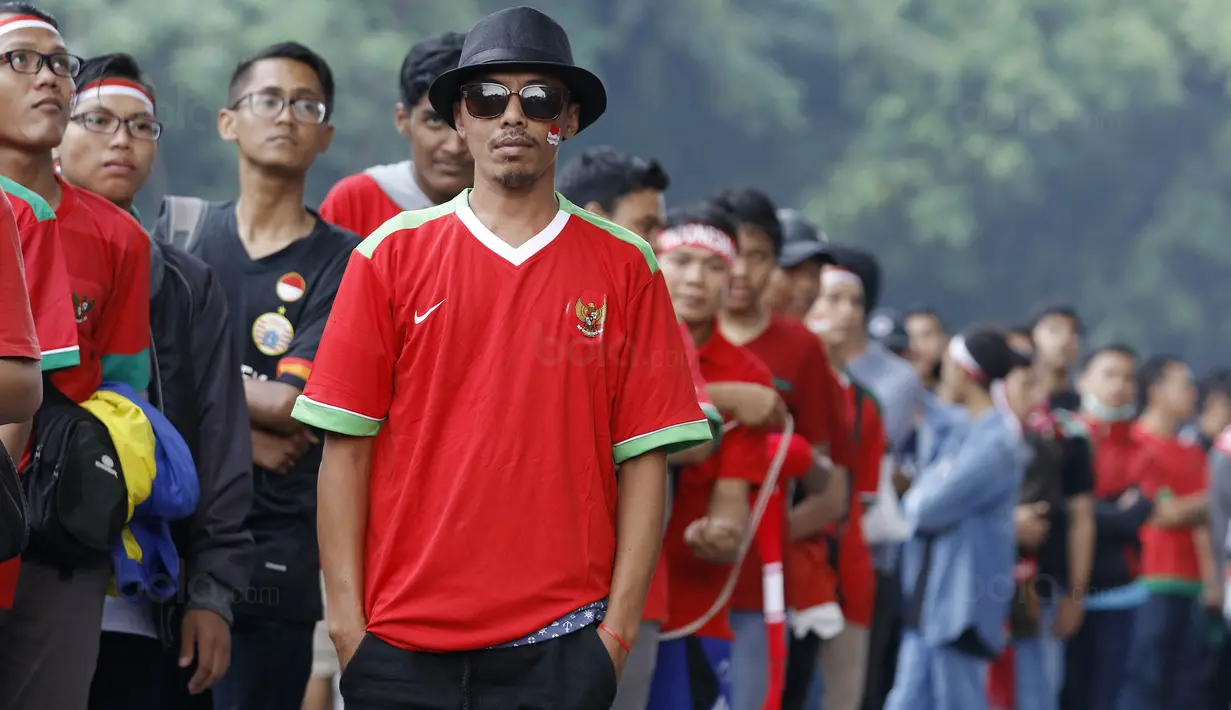 Suporter asal Maluku Utara, Irsan Ibrahim, bepose di SUGBK, Senayan, Jakarta, Minggu (14/1/2018). Selain untuk menyaksikan laga Indonesia Vs Islandia, kehadiran para suporter juga karena ingit melihat wajah baru SUGBK. (Bola.com/M Iqbal Ichsan)