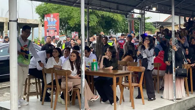 Presiden Joko Widodo (Jokowi) dan Menteri Pertahanan sekaligus calon presiden (capres) nomor urut 2, Prabowo Subianto, makan bakso di Pasar Desa Bandongan Magelang, Jawa Tengah, Senin (29/1/2024). Sejumlah artis dan influencer juga ikut.