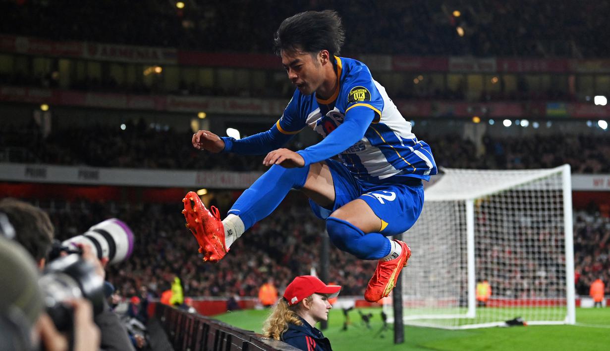 Di babak kedua Brighton berbalik unggul pada menit ke-58 melalui pemain asal Jepang, Kaoru Mitoma lewat tembakan dari dalam kotak penalti usai memaksimalkan umpan Jeremy Sarmiento. (AFP/Glyn Kirk)