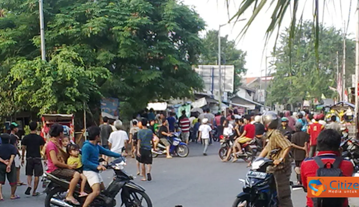 Citizen6, Jakarta: Tawuran antar warga kembali terjadi di Jalan Kramat Sentiong, Jakarta. Penyebab tawuran yang terjadi sekitar pukul 17.00 WIB, Minggu (17/7) hinga saat ini masih belum diketahui. (Pengirim: Dark Shadows)