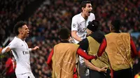 Winger Paris Saint-Germain, Angel Di Maria bereaksi ketika rekannya, Kylian Mbappe dikerumuni seusai mencetak gol ke gawang Manchester United pada leg pertama 16 besar Liga Champions di Stadion Old Trafford, Selasa (12/2). PSG menang 2-0 (FRANCK FIFE/AFP)