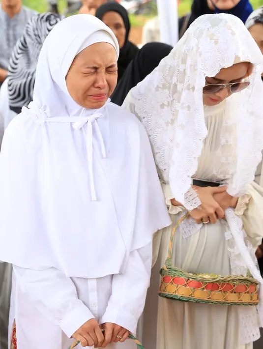 Sebelum meninggal dunia, ibunda Terry telah menjalankan operasi bypass (pembedahan bypass arteri jantung) dan juga mendapatkan perawatan intensif di RSPAD. Berbagai usaha telah dilakukan untuk kesembuhan sang ibu. (Adrian Putra/Bintang.com)