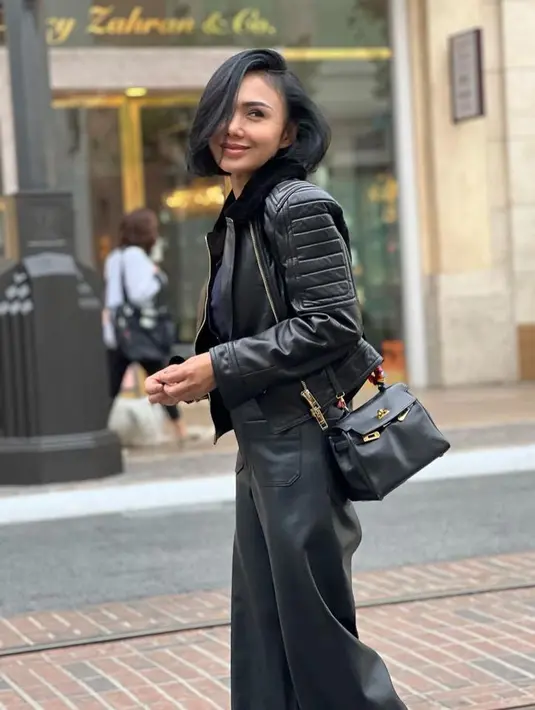 Yuni Shara punya pesona cewek mamba dengan padukan jaket kulit dan celana lateks [@yunishara36]