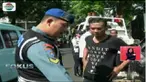 Sementara petugas Dishub berdalih, meski di depan rumah, sepanjang parkir di ruang publik tetap melanggar aturan.