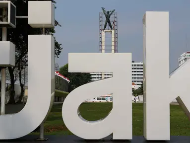 Aktivitas pekerja saat membersihkan Monumen Pembebasan Irian Barat di Taman Lapangan Banteng, Jakarta, Kamis (26/9/2024). (Liputan6.com/Herman Zakharia)