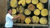 Dalam dua bulan berturut-turut, modus pengadangan dan perampasan kayu curian hasil pembalakan liar terjadi di wilayah Riau. (Liputan6.com/ M Syukur)
