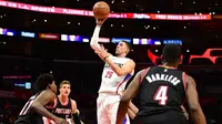 Pemain Pemain Los Angeles Clippers (lompat) melemparkan bola ke jaring di Staples Center pada 30 November 2015 di Los Angeles. (Harry How/Getty Images/AFP)